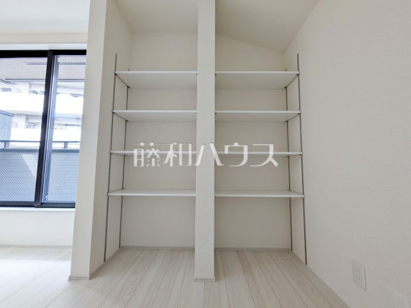 ちょっとした小物等を飾る飾り棚として使ったり、洗面所やトイレのようにスペースが限られた場所の収納スペースとしても活用できるニッチ有。　　【調布市西つつじケ丘１丁目】