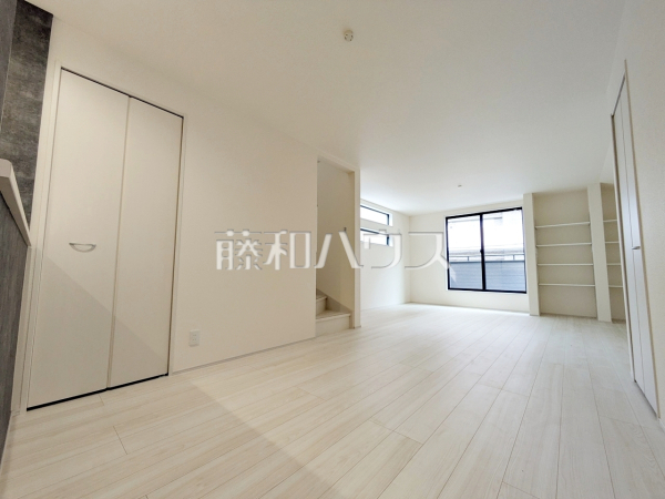 リビング　【調布市西つつじケ丘１丁目】