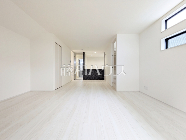 リビング　【調布市西つつじケ丘１丁目】