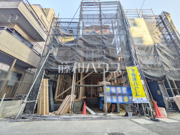 ≪1号棟　外観≫約20帖のゆったりリビングを設計。家族でテーブルを囲む素敵な時間をお愉しみ下さい。 　【調布市西つつじケ丘１丁目】