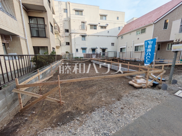 ≪1号棟　外観≫約20帖のゆったりリビングを設計。家族でテーブルを囲む素敵な時間をお愉しみ下さい。 　【調布市西つつじケ丘１丁目】