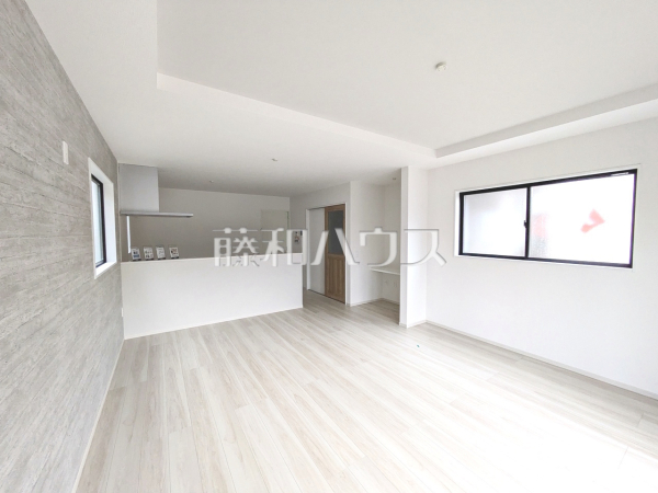 リビング　【福岡市東区香椎駅東１丁目】