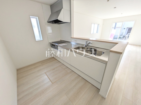 ご家族の様子がわかり、会話も楽しめる対面式システムキッチン　2号棟　キッチン　【福岡市西区野方５丁目】