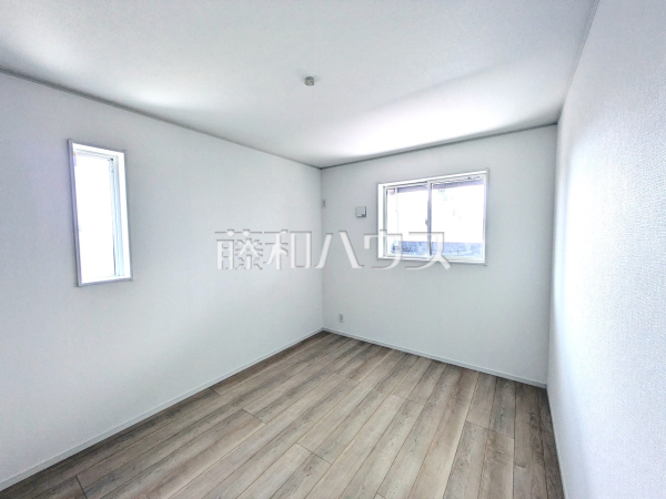 2面採光により、明るく開放的な空間となっています。　2号棟　居室　【福岡市西区野方５丁目】