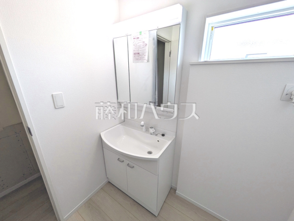 十分な大きさの洗面台は、身だしなみチェックや歯磨きなど、朝の慌ただしい時間でも余裕とゆとりを感じて頂けます。2号棟　洗面室　【福岡市西区野方５丁目】