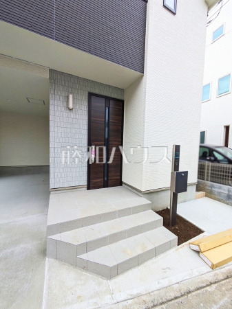 《A号棟　玄関》二重に鍵をかける事で防犯性が高まるダブルロック 　【稲城市押立】