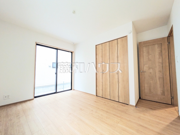 《A号棟　居室》各居室は2面採光により、明るく開放的な空間となっています。　　【稲城市押立】