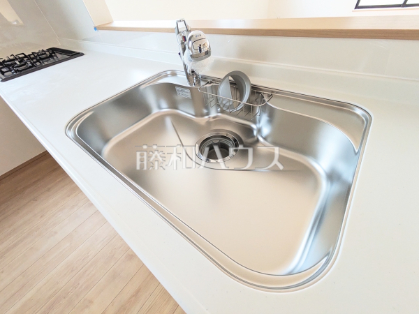 《A号棟　キッチン》いつでもおいしいお水が飲める浄水器一体型水栓も完備　　【稲城市押立】