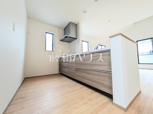 《A号棟　キッチン》明るい陽光に満たされる心地よいキッチンで、気持ちよくお料理ができます 　【稲城市押立】