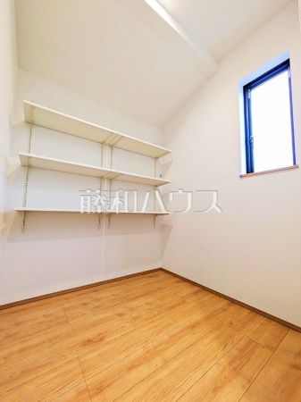 《A号棟　パントリー》 パントリーがあればキッチン回りが乱雑にならず、料理も効率良くできます 　【稲城市押立】