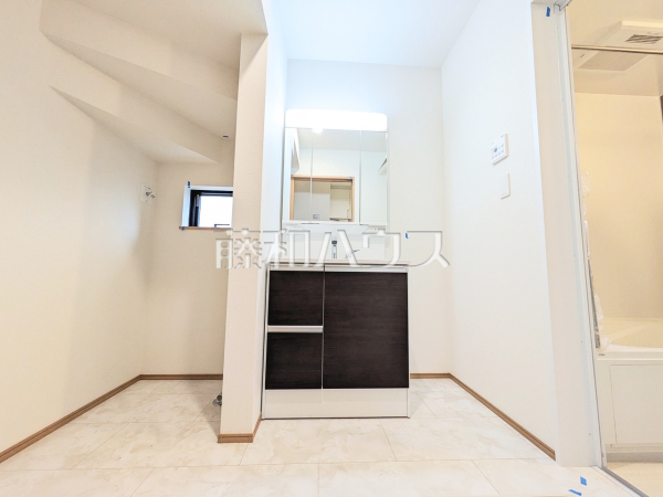 《A号棟　洗面台》三面鏡付きの洗面台。鏡の裏にも収納があり、歯ブラシや化粧品等もすっきり収納できます。　【稲城市押立】