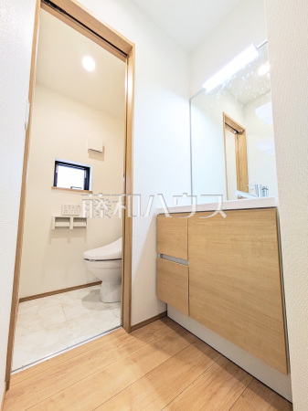 《A号棟　洗面台》 洗面化粧台が2箇所にあるので忙しい朝も便利です。 　【稲城市押立】