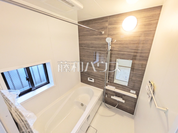 《A号棟　浴室》窓付き浴室はしっかり換気ができていつも清潔に、毎日のバスタイムが楽しみになります。 　【稲城市押立】