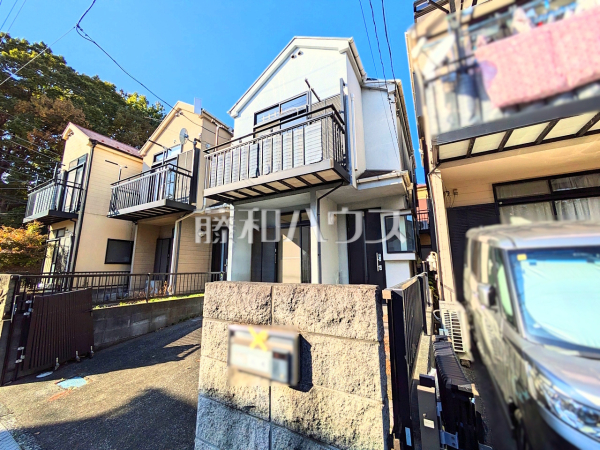 ≪外観≫前面道路幅も６mあるので、全体としての見通しがよく、すれ違いや車を出し入れする際も安心です。【多摩市和田】