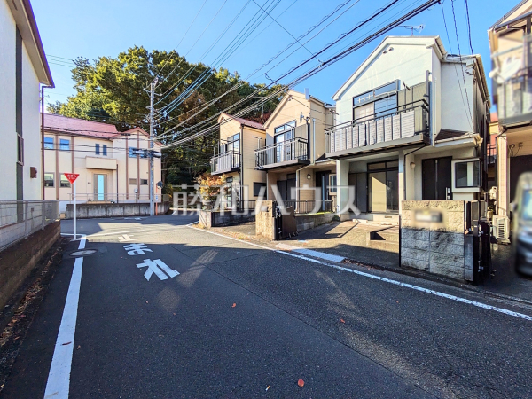 ≪接道状況≫小学校までも、お子様の足で約6～7分の距離になります。目の行き届く距離にある小学校なら、通学を見守るご家族も安心ですね。【多摩市和田】