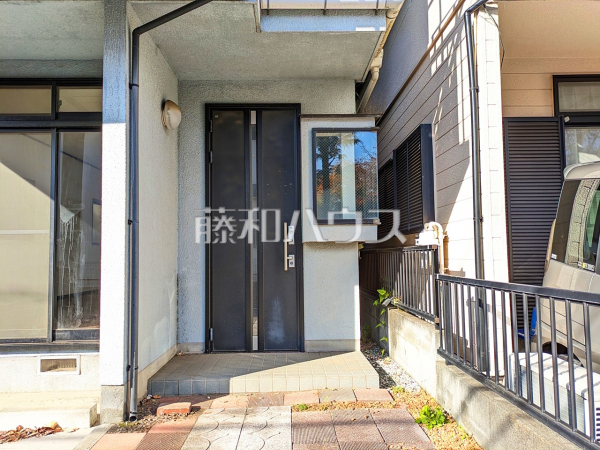 ≪玄関≫戸建住宅が立ち並ぶ住宅地。静かな時間の流れ。ゆっくりと傾きを変えていく陽の光が清楚な家々を色鮮やかに演出してくれます。【多摩市和田】