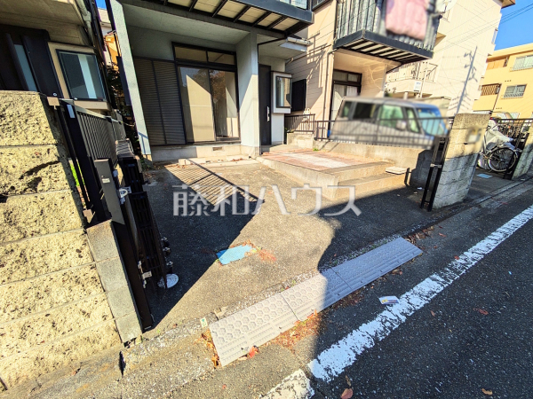 ≪駐車スペース≫京王バスの利用が可能な「中和田」まで徒歩約２分とバス停近くのため、生活至便な環境です。【多摩市和田】