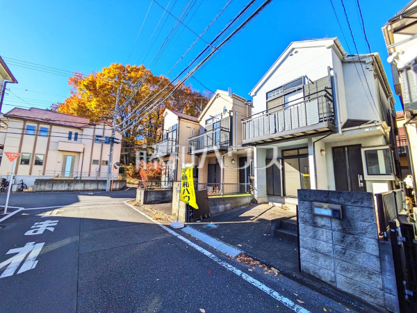 ≪接道状況≫前面道路幅も６mあるので、全体としての見通しがよく、すれ違いや車を出し入れする際も安心です。【多摩市和田】