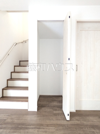 B号棟　リビングイン階段／リビングの収納　【昭島市美堀町２丁目】