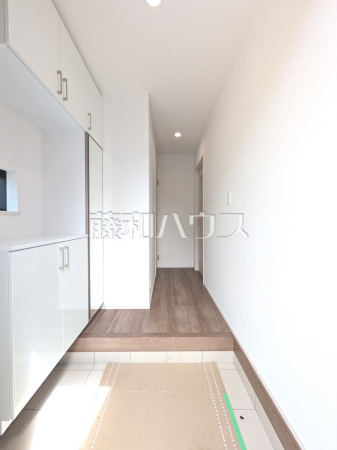 B号棟　玄関ホール／玄関収納　【昭島市美堀町２丁目】