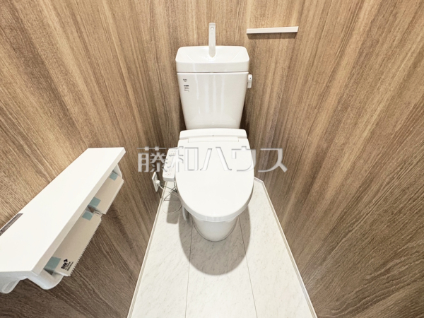 トイレ　【沖縄市美里仲原町】
トイレはいつまでも清潔な空間を保てるように、目に留まるだけではなく、汚れを拭き取り易いフロアと壁紙にしました。