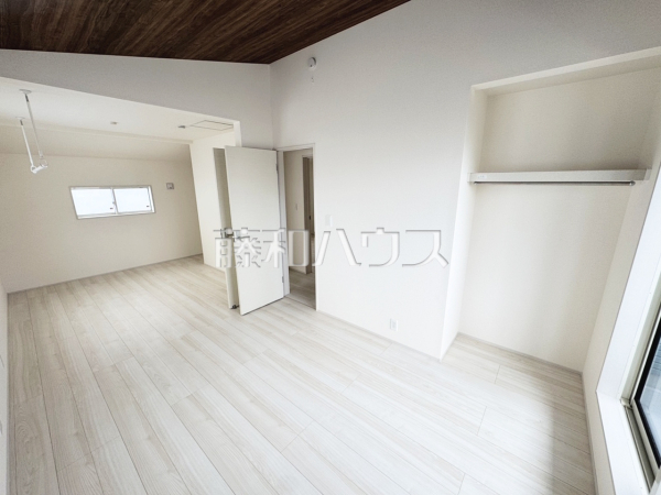 1号棟　居室　【沖縄市美里仲原町】
幼い頃のたくさんの想い出が詰まった実家の部屋。それは特別な場所としていつまでも心に残っています。いつかこの部屋が子供たちにとってのそのような場所になるのかな？