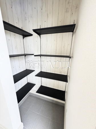 1号棟　収納　【沖縄市美里仲原町】
釣り・キャンプ・ゴルフ用品など、多趣味なご家族には土間収納が便利