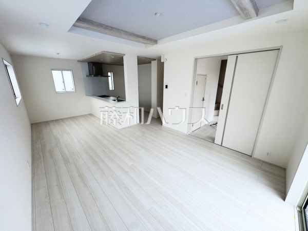 1号棟　リビング　【沖縄市美里仲原町】
家族の集まるLDKはゆったり約17帖