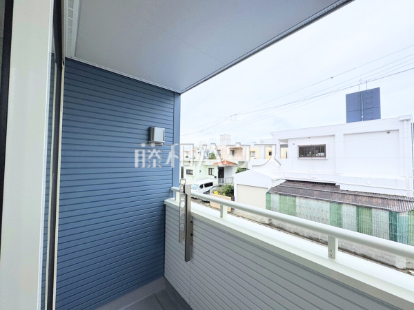 1号棟　バルコニー　【沖縄市美里仲原町】
南向きのバルコニーは日差しもたっぷり注ぎ、お洗濯物もよく乾きます。