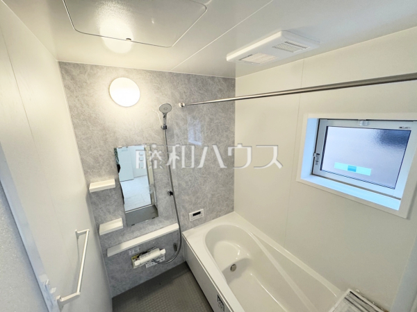 1号棟　浴室　【沖縄市美里仲原町】
落ち着いた色合いで疲れたからだを癒す、贅沢なくつろぎ空間です。