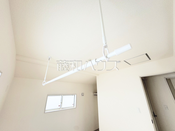 1号棟　室内物干し竿　【沖縄市美里仲原町】
居室には雨の日でも選択可能な物干し竿付き