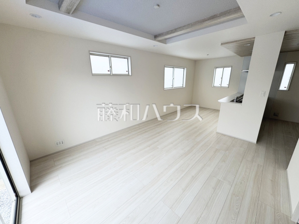 1号棟　リビング　【沖縄市美里仲原町】
採光溢れるリビングで、家族団らんのひと時をお過ごし下さい。