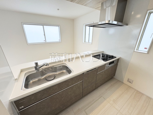 1号棟　キッチン　【沖縄市美里仲原町】
隙間のないなめらかな人造大理石の一体型システムキッチン