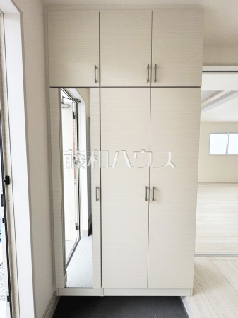 1号棟　玄関　【沖縄市美里仲原町】
玄関収納にはゴルフバッグやキャリーケース、お子様の遊び道具などを収納し、来客のある玄関を綺麗に片付けておけます。