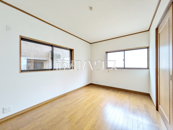 リビング　【新座市栗原６丁目】