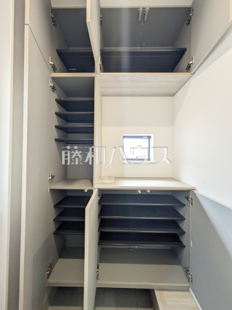 B号棟　玄関収納　【東村山市秋津町３丁目】