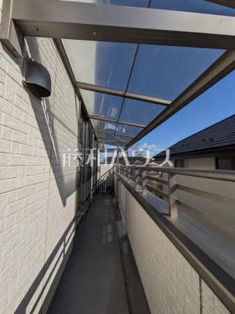 バルコニー　【東村山市恩多町５丁目】　 2部屋からバルコニーへ出られるため、洗濯物を干す際にも家族が寝ている部屋を通らずに出入りができて便利です。