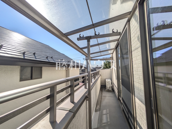 バルコニー　【東村山市恩多町５丁目】　南向きのバルコニーは日差しもたっぷり注ぎ、お洗濯物もよく乾きます。