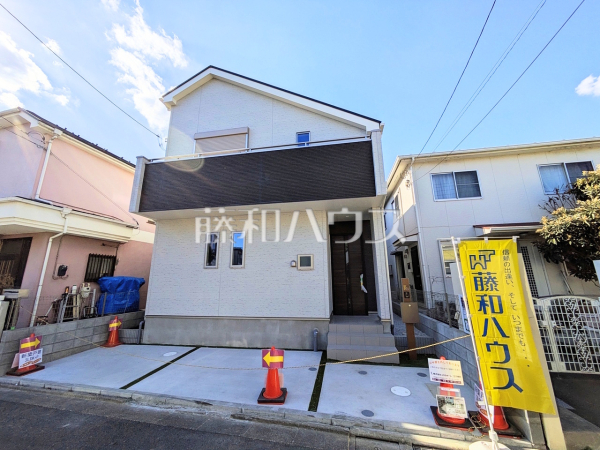 ≪現地外観≫間口も十分な幅があり、大きめの車（車種による）でもラクラク駐車していただけます。　【府中市小柳町５丁目】