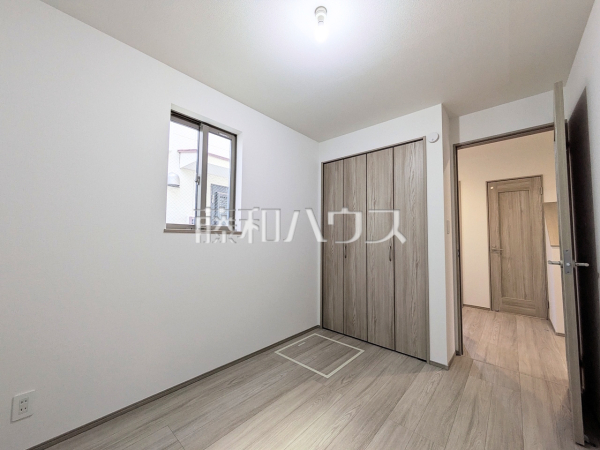 ≪居室≫木目が美しいウッディなフローリングの居室は、穏やかで心安らぐ空間となるでしょう。　【府中市小柳町５丁目】