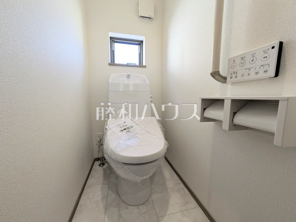 ≪トイレ≫換気を取る窓サッシもついておるため、いつでも清潔な空間を保てますね♪【府中市小柳町５丁目】