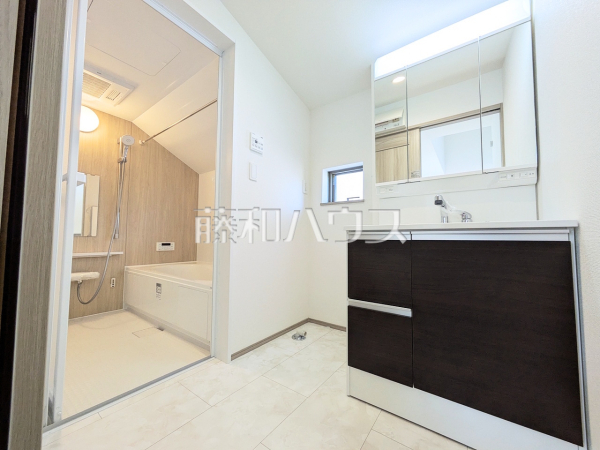 ≪洗面所≫左右どちらからでも開閉できる便利な三面鏡洗面化粧台は、鏡裏には日常で使うものがたっぷり入ります。　【府中市小柳町５丁目】