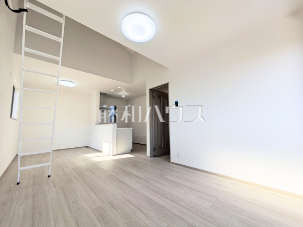 ≪リビング≫上部に吹き抜けを設け開放的な空間に仕上げたリビング　【府中市小柳町５丁目】