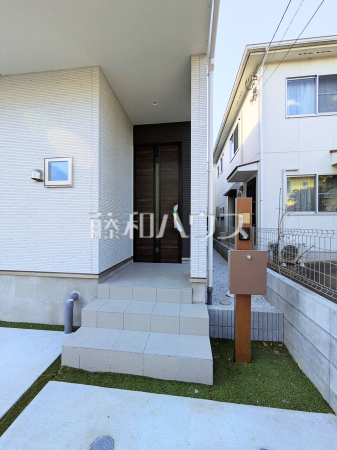 ≪玄関≫玄関はお家の顔！植栽やガーデングッズなどを利用し、お客様をお出迎えする玄関アプローチをオシャレに飾ってみてはいかがでしょうか。【府中市小柳町５丁目】