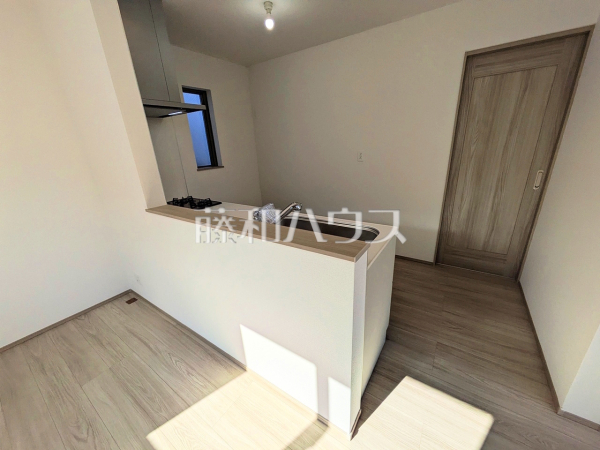 ≪キッチン≫窓のある明るい空間！対面式なのでコミュニケーションの取りやすいキッチンです☆【府中市小柳町５丁目】