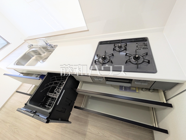 ≪キッチン≫清潔にお使いいただけるシステムキッチンは食洗機・浄水器完備【府中市小柳町５丁目】