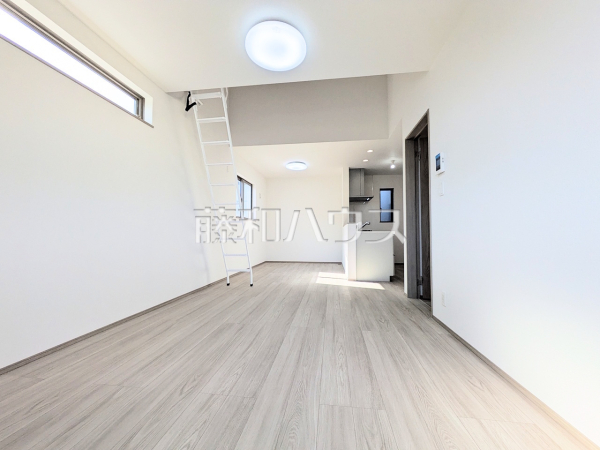 ≪リビング≫対面キッチンを採用したリビングは明るく開放感を主として設計しました。【府中市小柳町５丁目】