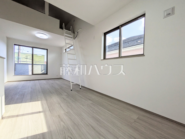 ≪リビング≫採光溢れるリビングで、家族団らんのひと時をお過ごし下さい。【府中市小柳町５丁目】