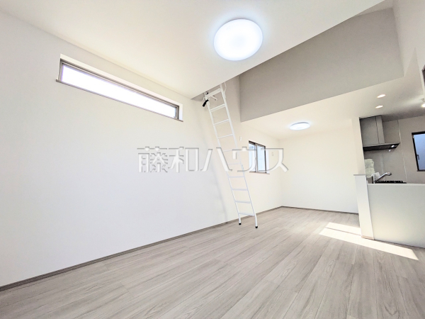 ≪リビング≫ナチュラルな色を基調とした落ち着きのあるリビングダイニングは、リラックスできる癒し空間です。　【府中市小柳町５丁目】