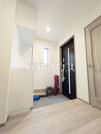 ≪玄関≫自然光を取り入れ明るい空間になるよう設計された玄関です。　【府中市小柳町５丁目】